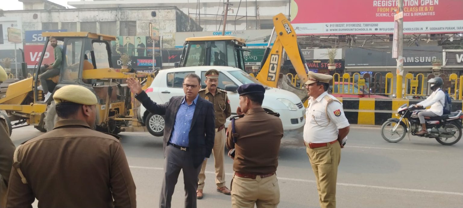 अवैध रुप से सड़को के किनारे लगाये गये ठेलों/दुकानों को हटवाकर नये सिरे से व्यवस्थापित कराने का निर्देश