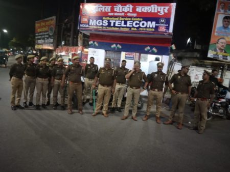 त्योहारों व चुनाव को लेकर कोतवाली पुलिस इंस्पेक्टर और बक्शीपुर चौकी इंचार्ज पुलिस बल के साथ क्षेत्र के संवेदनशील स्थानों पर के नेतृत्व में पैदल मार्च कर लोगों को सुरक्षा का एहसास दिलाया।