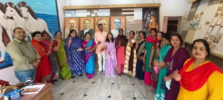 भाजपा महिला मोर्चा मालवीय नगर मंडल की बैठक नंदानगर में संपन्न हुई। भाजपा महिला मोर्चा मालवीय नगर मंडल की बैठक नंदानगर में संपन्न हुई। गोरखपुर | महिला मोर्चा महानगर अध्यक्ष श्वेता श्रीवास्तव की अध्यक्षता में मंगलवार को सैनिक नगर सेक्टर अंतर्गत वार्ड नं 07 नंदानगर में मंडल अध्यक्ष सुनीता पांडेय के नेतृत्व में बैठक संपन्न हुई। बैठक में पार्टी द्वारा निर्देशित कार्यक्रमों की रूपरेखा तैयार किया गया। श्वेता श्रीवास्तव ने पदाधिकारियों को क्षेत्र में लाभार्थियों से संपर्क करने तथा उनको सरकार की योजनाओं से अवगत कराने पर जोर दिया। लाभार्थी संपर्क, माइक्रो डोनेशन,नारी शक्ति वंदन व अन्य कार्यक्रम के विषय में विस्तृत चर्चा हुई। बैठक में मुख्य रूप से प्रभारी चंदा सिंह क्षेत्रीय संयोजक वीना तिवारी क्षेत्रीय मंत्री चित्रा देवी वार्ड पार्षद उपेन्द्र सिंह इं. बृजमोहन वीदोतमा सिंह रेखा सिंह सविता सिंह मंजू यादव रामा मिश्रा प्रमीला सिंह गंगा गीता श्यामा समेत अन्य पदाधिकारी उपस्थित रहे। रिपोर्ट--राजदीप सोनलर ,गोरखपुर।