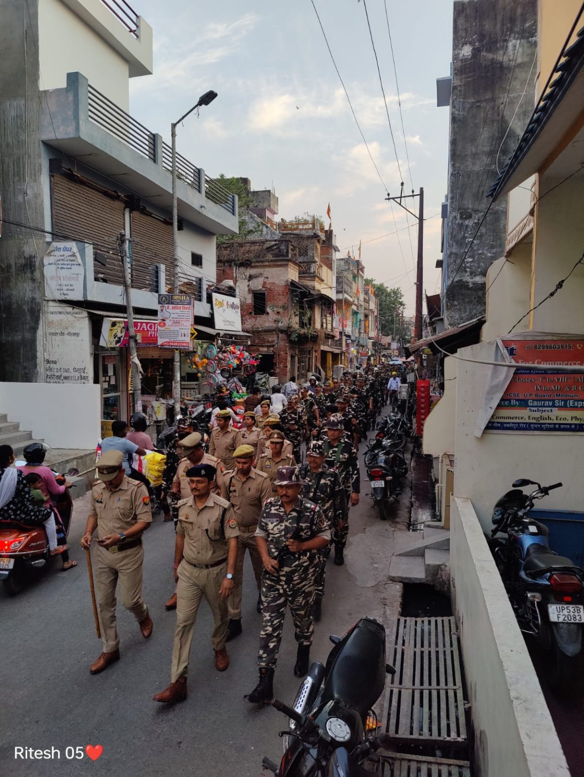 ईद पर्व के मद्देनजर आम जनमानस को सुरक्षा का एहसास दिलाने के लिए कोतवाली सीओ के अगुवाई। में किया गया फ्लैग मार्च।