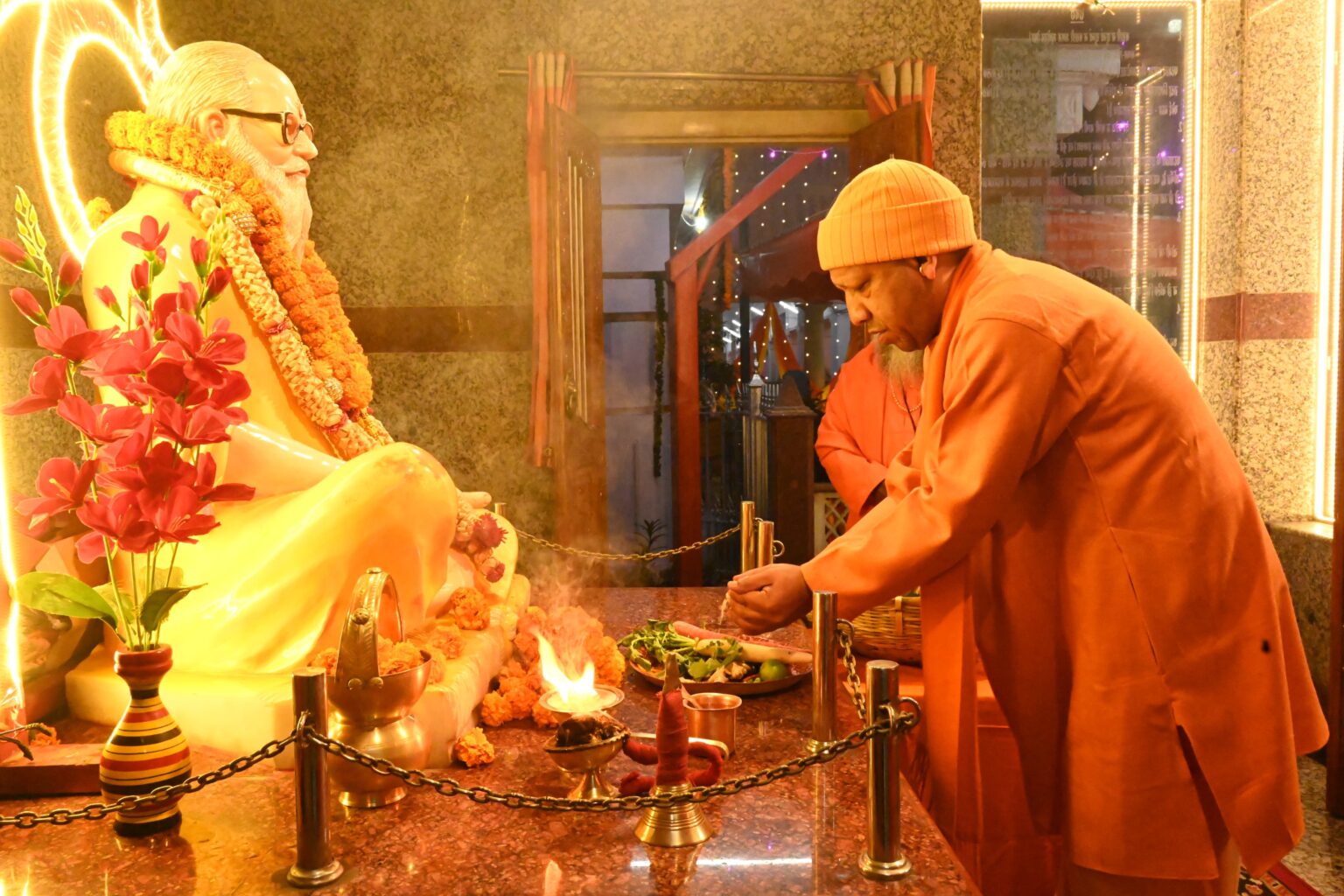 गोरखनाथ मंदिर में उमड़ा आस्था का सैलाब: सीएम योगी ने मकर संक्रांति पर चढ़ाई खिचड़ी