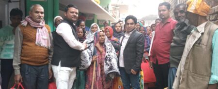 जरूरतमंदों में सभासद ने वितरित किया कंबल,ठंड से लोगों को मिलेगी राहत