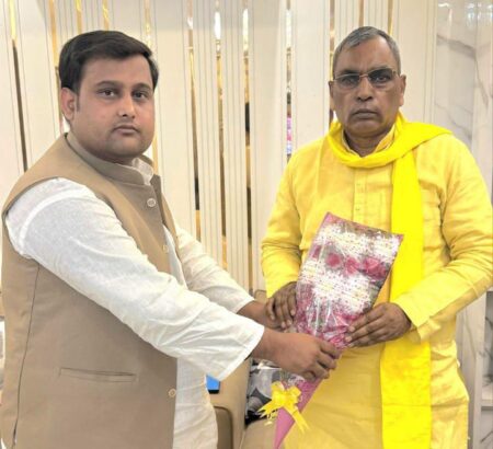 प्रदेश सचिव अब्दुल अजीम ने कैबिनेट मंत्री ओपी राजभर से किया शिष्टाचार भेंट