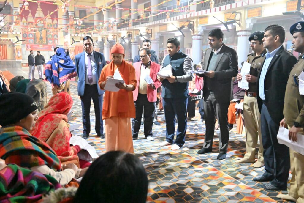 मुख्य्मंत्री योगी आदित्यनाथ ने गोरखनाथ मंदिर में जनता दर्शन में सुनीं फरियादियों की समस्याएं