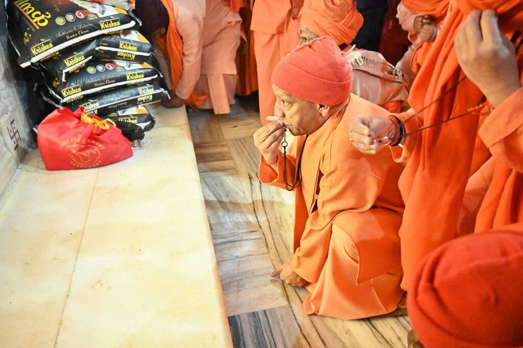 गोरखपुर में मुख्यमंत्री योगी आदित्यनाथ ने गुरु गोरखनाथ को चढ़ाई आस्था की पवित्र खिचड़ी