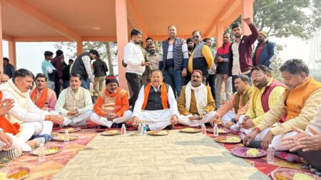 डुमरियागंज राप्ती तट पर हुआ हिन्दू समरसता खिचड़ी भोज